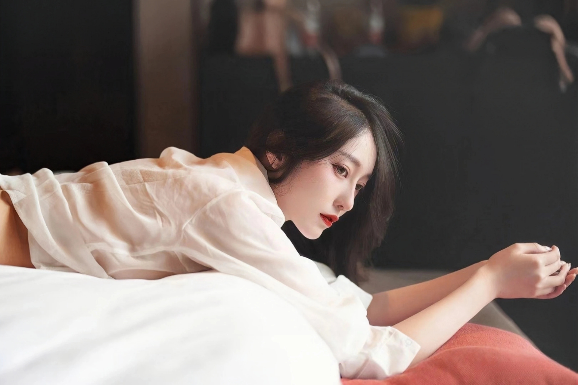 成都高温持续 民众进入防空洞纳凉